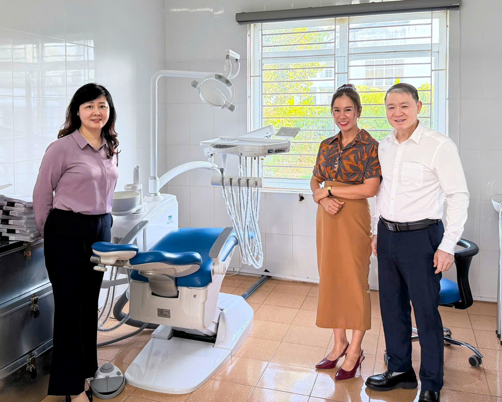 Đoàn công tác thăm Trung tâm Kiểm soát bệnh tật tỉnh Lai Châu, khảo sát phòng khám Răng Hàm Mặt – nơi sử dụng ghế nha khoa do Bệnh viện trao tặng.